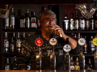 Mentre il gestore spilla (e beve) una birra...